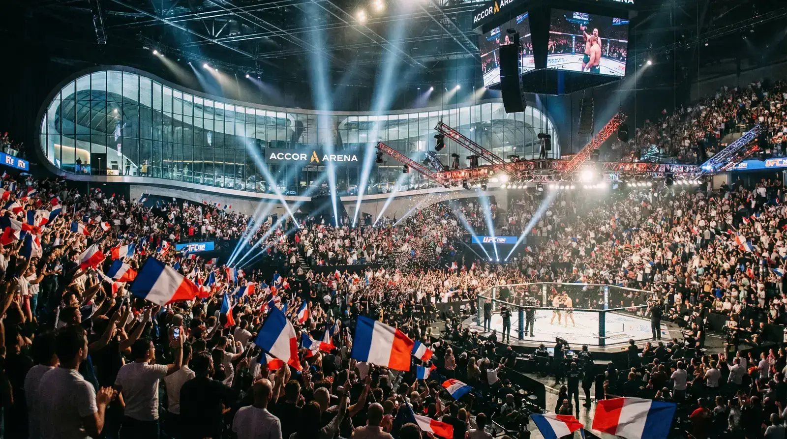 Accor Arena à Paris illuminée pour un événement UFC avec foule de spectateurs