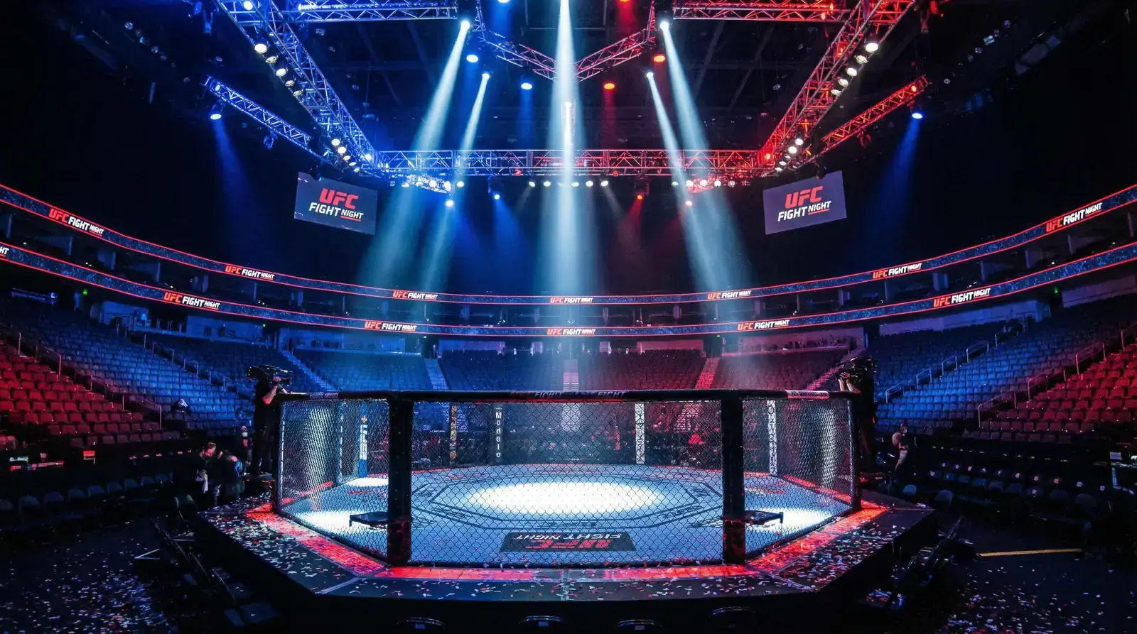 Cage MMA vide avec éclairage professionnel lors d