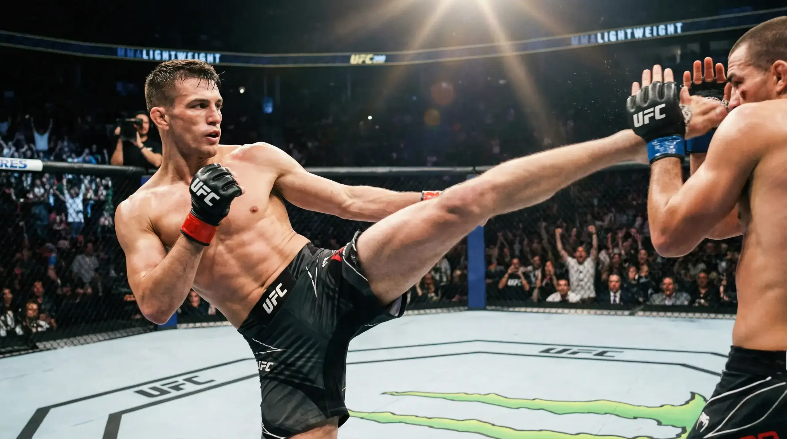 Combattant poids léger UFC exécutant un high kick dans l