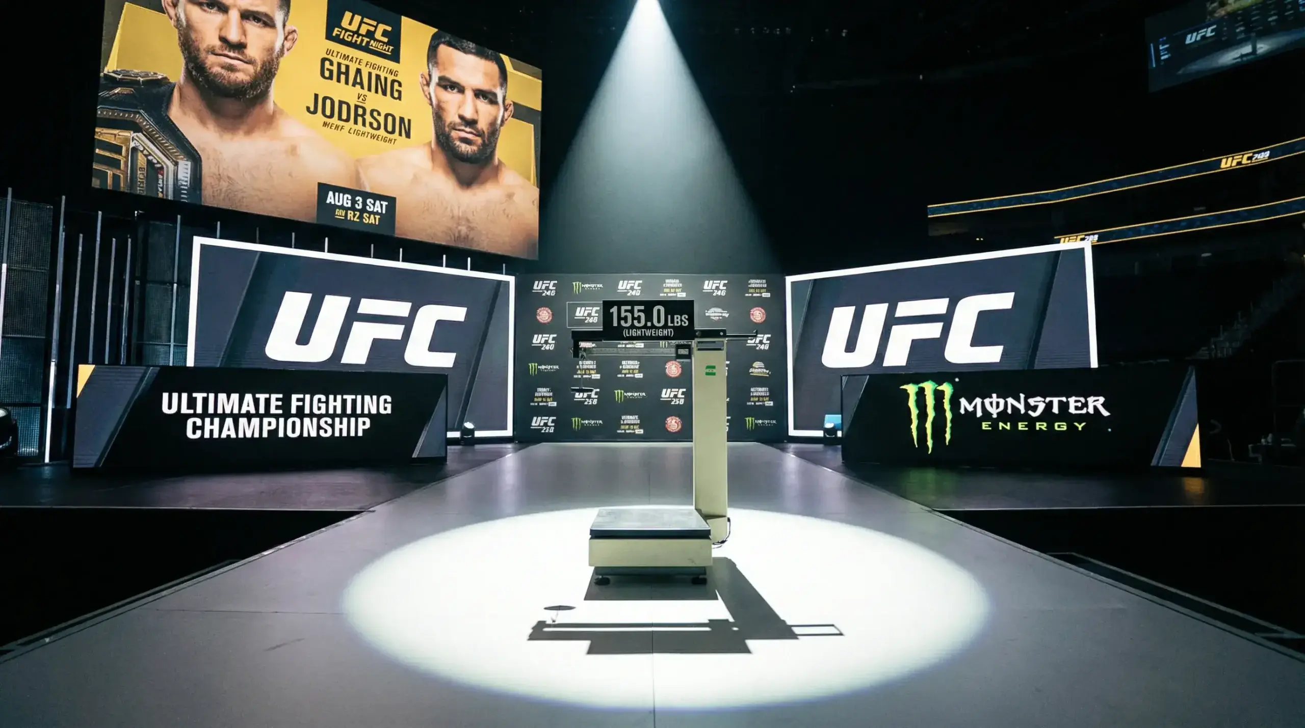 Combattant UFC sur la balance lors de la pesée officielle